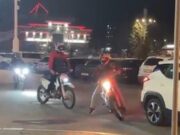 Полицейским пришлось применить силу, чтобы задержать непослушного мотоциклиста Полицейским пришлось применить силу, чтобы задержать непослушного мотоциклиста