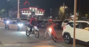 Полицейским пришлось применить силу, чтобы задержать непослушного мотоциклиста Полицейским пришлось применить силу, чтобы задержать непослушного мотоциклиста
