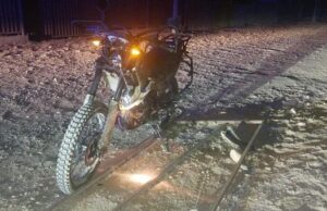 Мотоциклист без прав врезался в ограждение мусорного бака и попал в больницу
