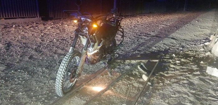 Мотоциклист без прав врезался в ограждение мусорного бака и попал в больницу
