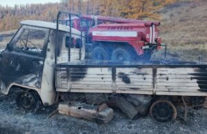 В Кош-Агачском районе загоревшийся автомобиль поджег сухую траву В Кош-Агачском районе загоревшийся автомобиль поджег сухую траву