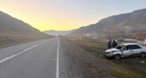«Тойота» слетела в кювет у Онгудая, пострадали два человека «Тойота» слетела в кювет у Онгудая, пострадали два человека