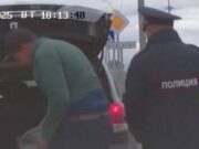 В Кош-Агаче наркоделец пытался скрыться от полиции и выбросить флягу с марихуаной. Но неудачно Наркоделец пытался скрыться от полиции и избавиться от фляги с марихуаной