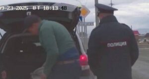 В Кош-Агаче наркоделец пытался скрыться от полиции и выбросить флягу с марихуаной. Но неудачно Наркоделец пытался скрыться от полиции и избавиться от фляги с марихуаной