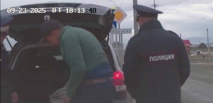 В Кош-Агаче наркоделец пытался скрыться от полиции и выбросить флягу с марихуаной. Но неудачно