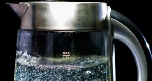 Пьяная горожанка в порыве гнева облила знакомую кипятком Пьяная горожанка в порыве гнева обварила знакомую кипятком