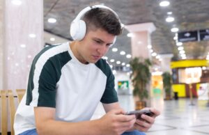 Жители Алтая подхватили моду на полноразмерные модели наушников