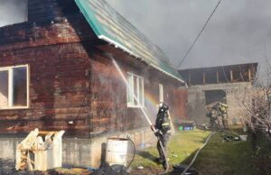 Пожар в Чемале: на улице Хвойной горел дом Пожар в Чемале: на улице Хвойной горел дом