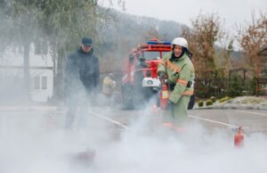 Добровольная пожарная команда курорта «Манжерок» провела учения с полной эвакуацией сотрудников