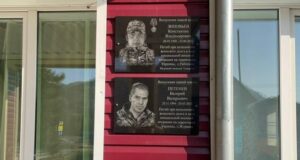 В Усть-Мунах открыли мемориальные доски в память о погибших участниках СВО