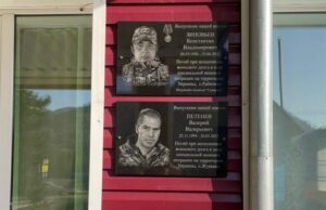В Усть-Мунах открыли мемориальные доски в память о погибших участниках СВО В Усть-Мунах открыли мемориальные доски в память о погибших участниках СВО