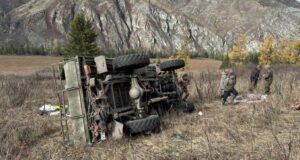 ГАЗ-66 опрокинулся в Усть-Коксинском районе: погиб водитель, пострадали трое пассажиров