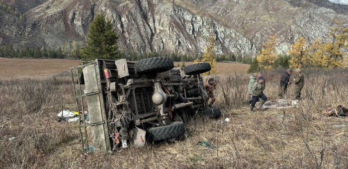ГАЗ-66 опрокинулся в Усть-Коксинском районе: погиб водитель, пострадали трое пассажиров