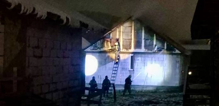 Крупный пожар произошел в Горно-Алтайске, огнеборцы спасли двух человек