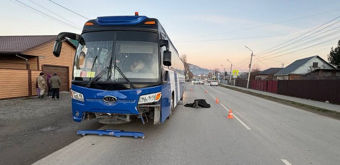 Автобус насмерть сбил пешехода в Горно-Алтайске