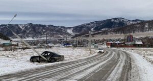 Mercedes слетел с дороги и врезался в опору ЛЭП в Шебалино