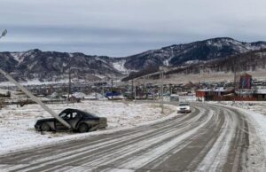 Mercedes слетел с дороги и врезался в опору ЛЭП в Шебалино