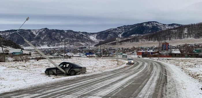 Mercedes слетел с дороги и врезался в опору ЛЭП в Шебалино