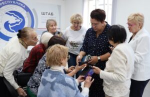 «Единая Россия» и молодёжь помогают «серебряному» поколению освоить мобильные технологии