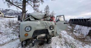 В Усть-Коксе УАЗ врезался в сарай: погиб водитель, пострадали двое пассажиров