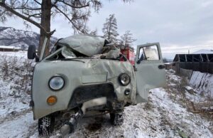 В Усть-Коксе УАЗ врезался в сарай: погиб водитель, пострадали двое пассажиров