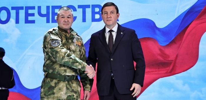 В Республике Алтай в День Героев Отечества наградили ветеранов СВО