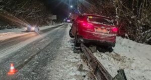 Пьяный водитель устроил ДТП на объездной: иномарка налетела на барьерное ограждение Пьяный водитель устроил ДТП на объездной: иномарка налетела на барьерное ограждение