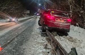 Пьяный водитель устроил ДТП на объездной: иномарка налетела на барьерное ограждение