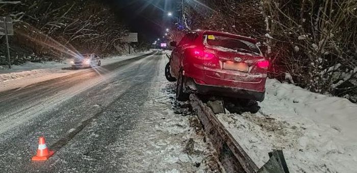 Пьяный водитель устроил ДТП на объездной: иномарка налетела на барьерное ограждение