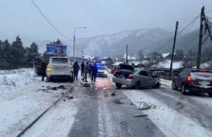 Три человека пострадали в столкновении двух иномарок в Элекмонаре