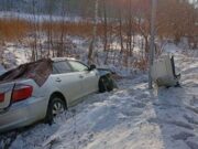 Toyota слетела с дороги и врезалась в столб на Чуйском тракте Toyota слетела с дороги и врезалась в столб на Чуйском тракте