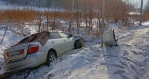 Toyota слетела с дороги и врезалась в столб на Чуйском тракте Toyota слетела с дороги и врезалась в столб на Чуйском тракте