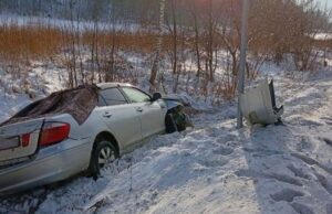 Toyota слетела с дороги и врезалась в столб на Чуйском тракте