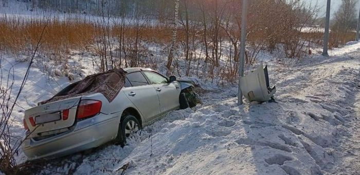 Toyota слетела с дороги и врезалась в столб на Чуйском тракте