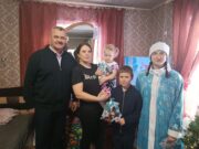 Депутаты вручили новогодние подарки детям, чьи отцы участвуют в спецоперации