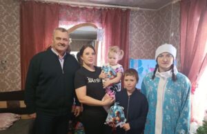 Депутаты вручили новогодние подарки детям, чьи отцы участвуют в спецоперации