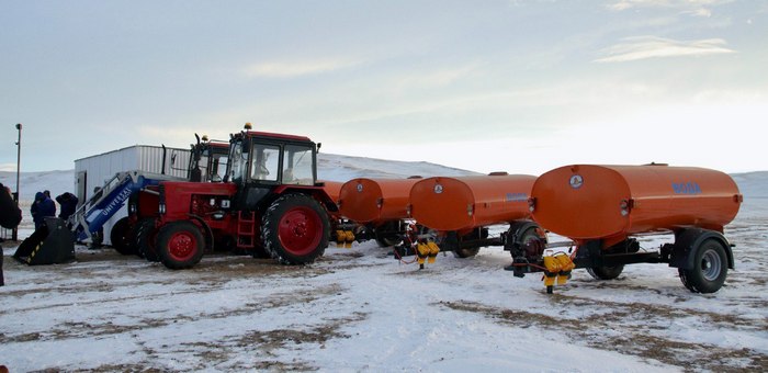Два трактора и цистерны приобрели в Кош-Агачском районе