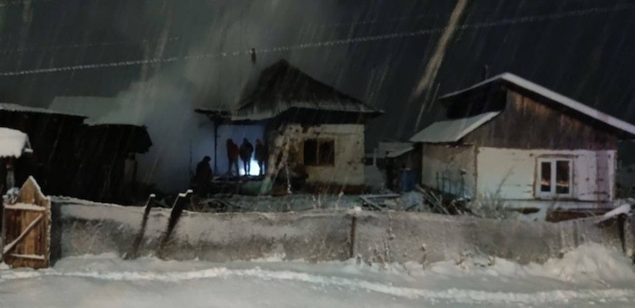 Следователи проверяют обстоятельства гибели женщины на пожаре в Чое