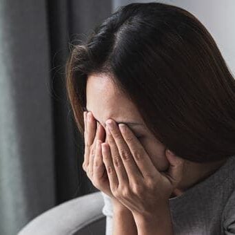 Женщина потеряла почти миллион рублей после общения с аферистами