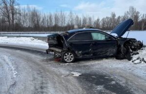 Три автомобиля столкнулись на въезде в республику, пострадали два человека