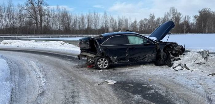 Три автомобиля столкнулись на въезде в республику, пострадали два человека