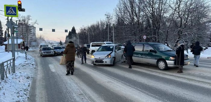 В ДТП с пятью автомобилями в Горно-Алтайске пострадала женщина-пассажир