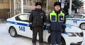 Полицейские спасли замерзающую на трассе семью с двумя детьми
