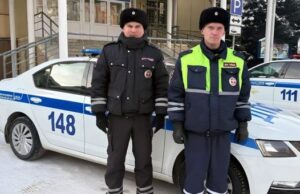 Полицейские спасли замерзающую на трассе семью с двумя детьми