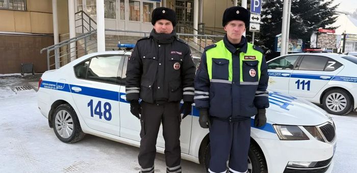 Полицейские спасли замерзающую на трассе семью с двумя детьми