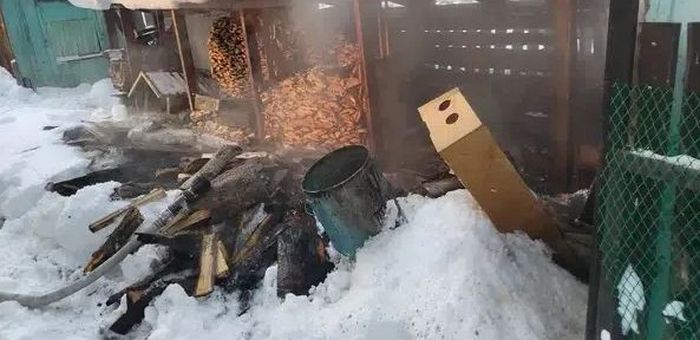 Причиной пожара в Турочаке стало ведро с золой