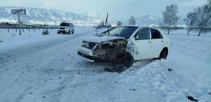 Водитель и пассажир пострадали в столкновении двух иномарок в Усть-Коксинском районе