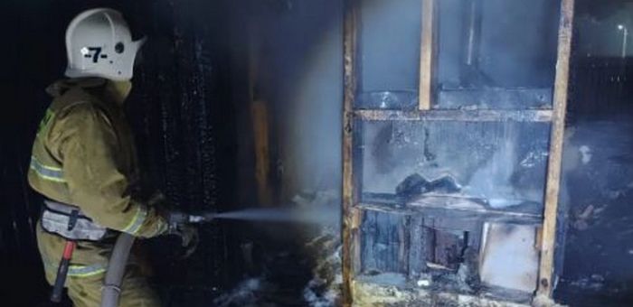 За сутки произошло два пожара: в Горно-Алтайске горел дом, в Камлаке – баня