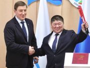 «Символ работы на земле»: Турчак подарил главе Улаганского района разводной ключ