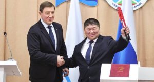 «Символ работы на земле»: Турчак подарил главе Улаганского района разводной ключ